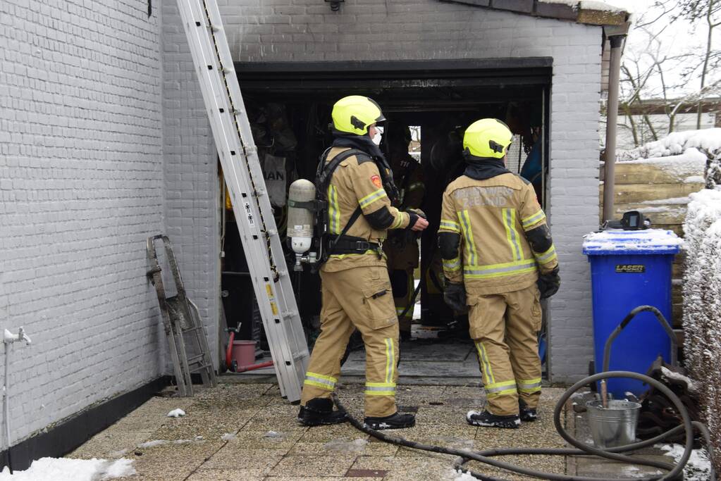 Brand in garage door houtkachel