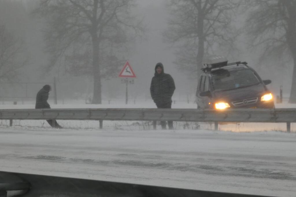 Auto spint door gladheid op snelweg