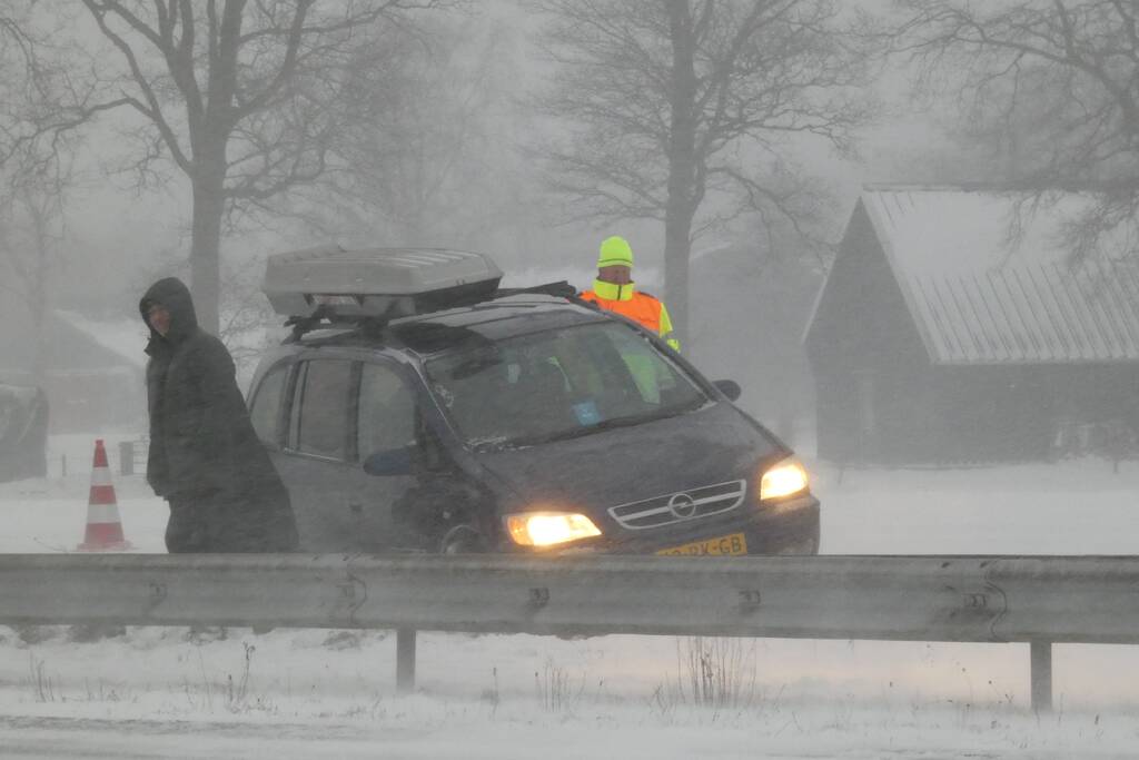 Auto spint door gladheid op snelweg