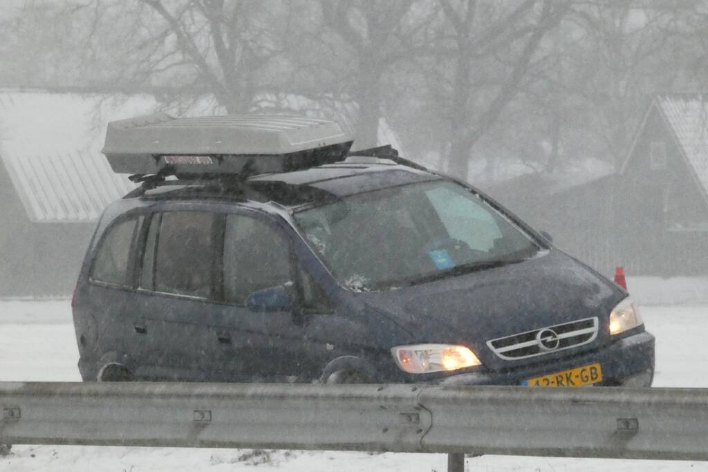 Auto spint door gladheid op snelweg