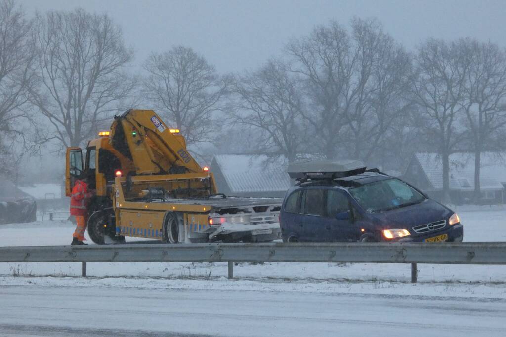 Auto spint door gladheid op snelweg