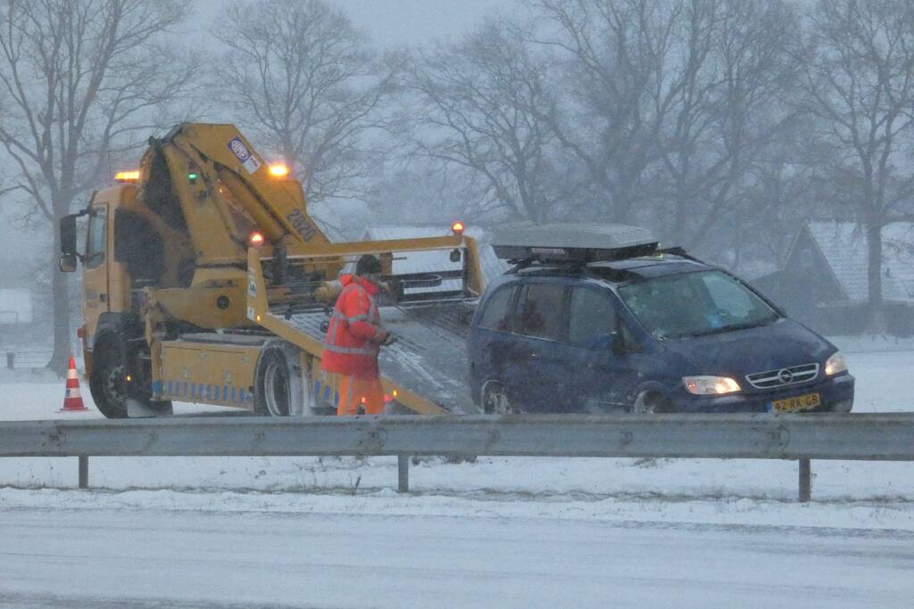 Auto spint door gladheid op snelweg
