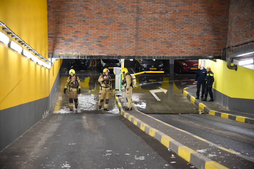 Motor in parkeergarage verwoest na brand