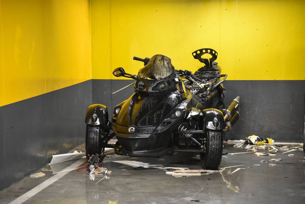 Motor in parkeergarage verwoest na brand