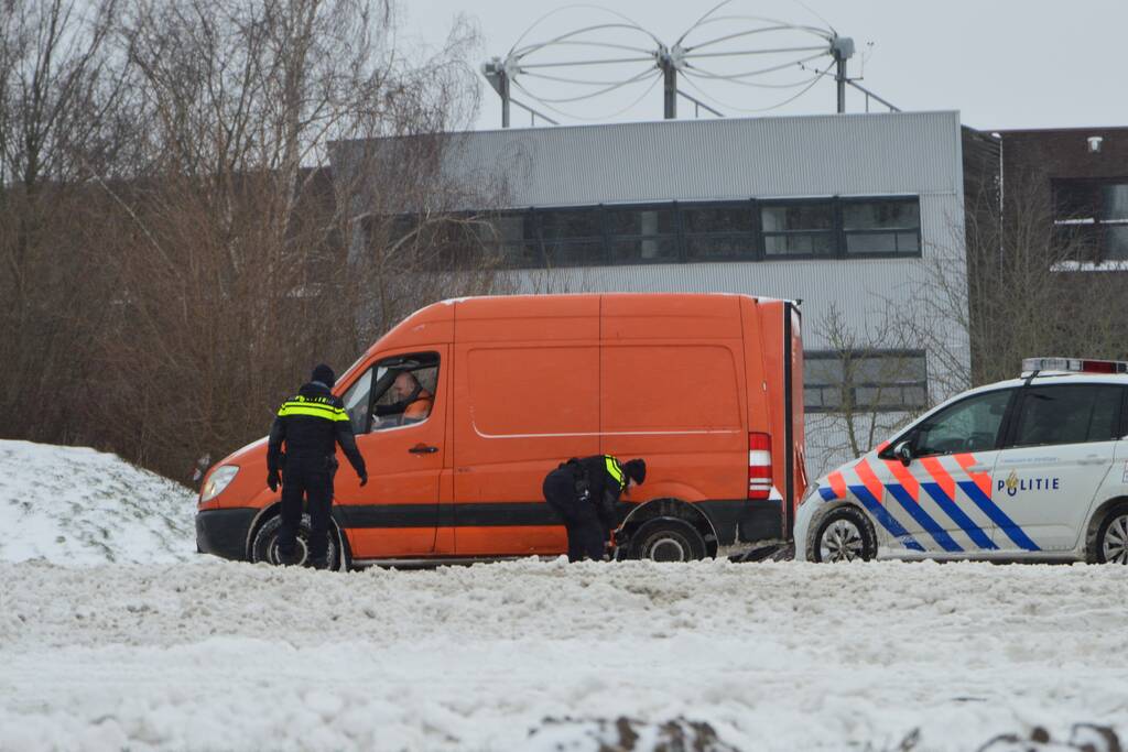 Politie bevrijdt bestelbus uit sneeuw