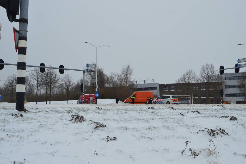 Politie bevrijdt bestelbus uit sneeuw