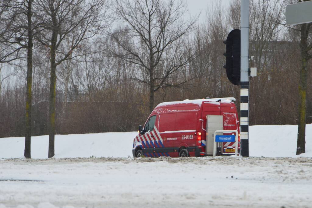 Politie bevrijdt bestelbus uit sneeuw