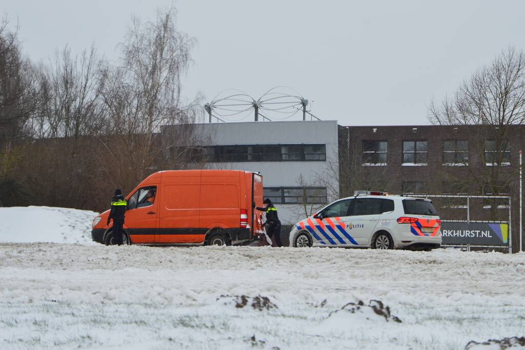 Politie bevrijdt bestelbus uit sneeuw
