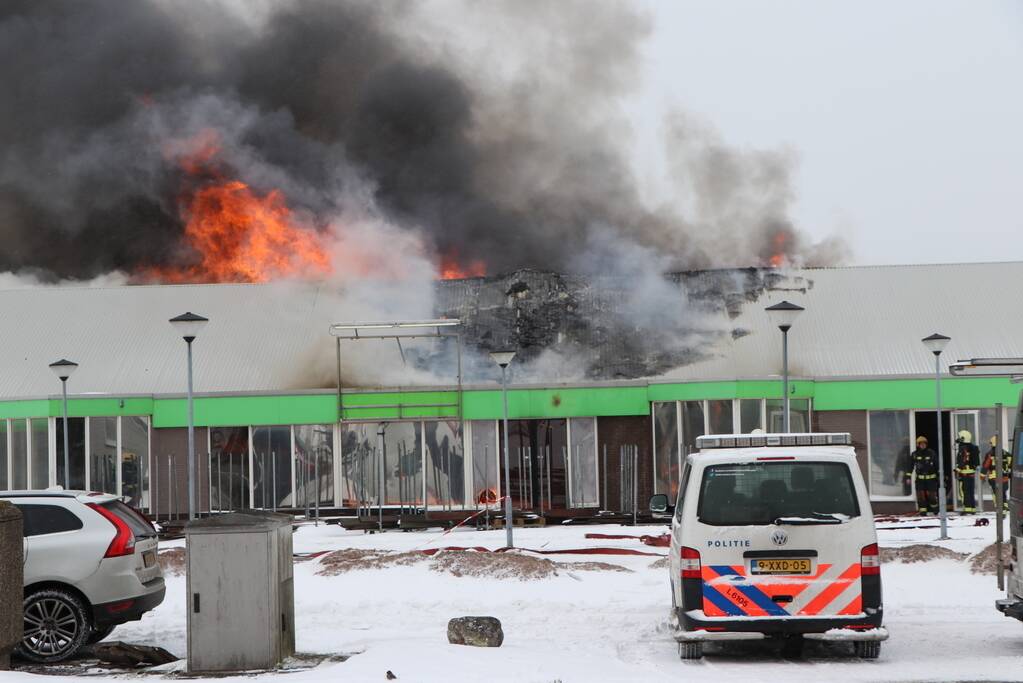 Dak Intratuin volledig in brand