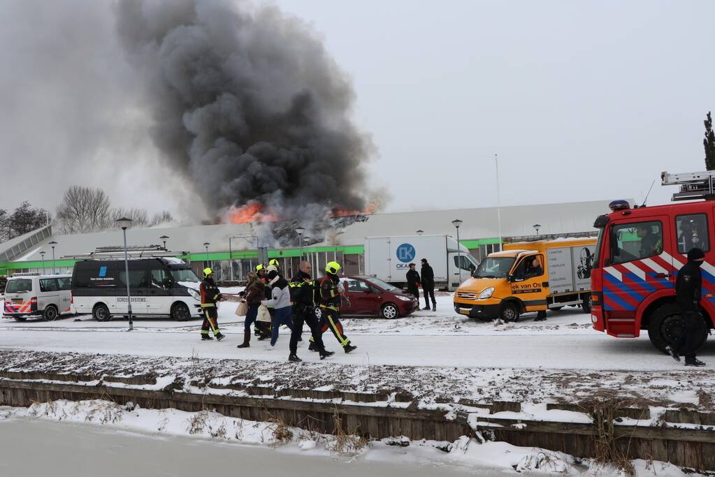 Dak Intratuin volledig in brand