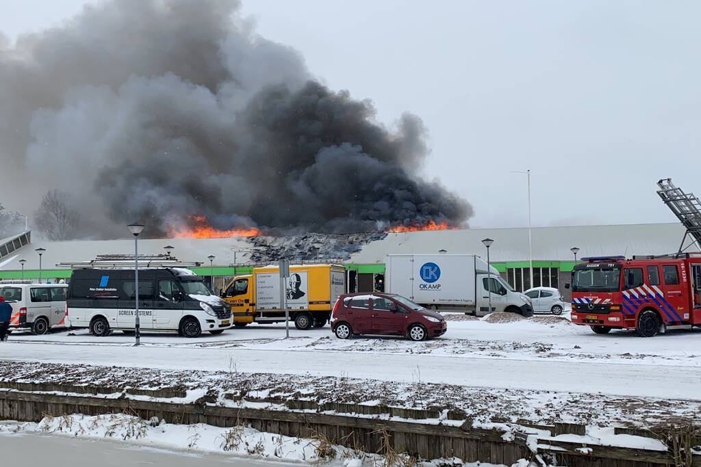 Dak Intratuin volledig in brand