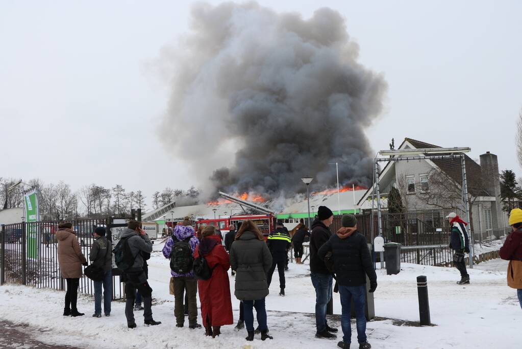 Dak Intratuin volledig in brand