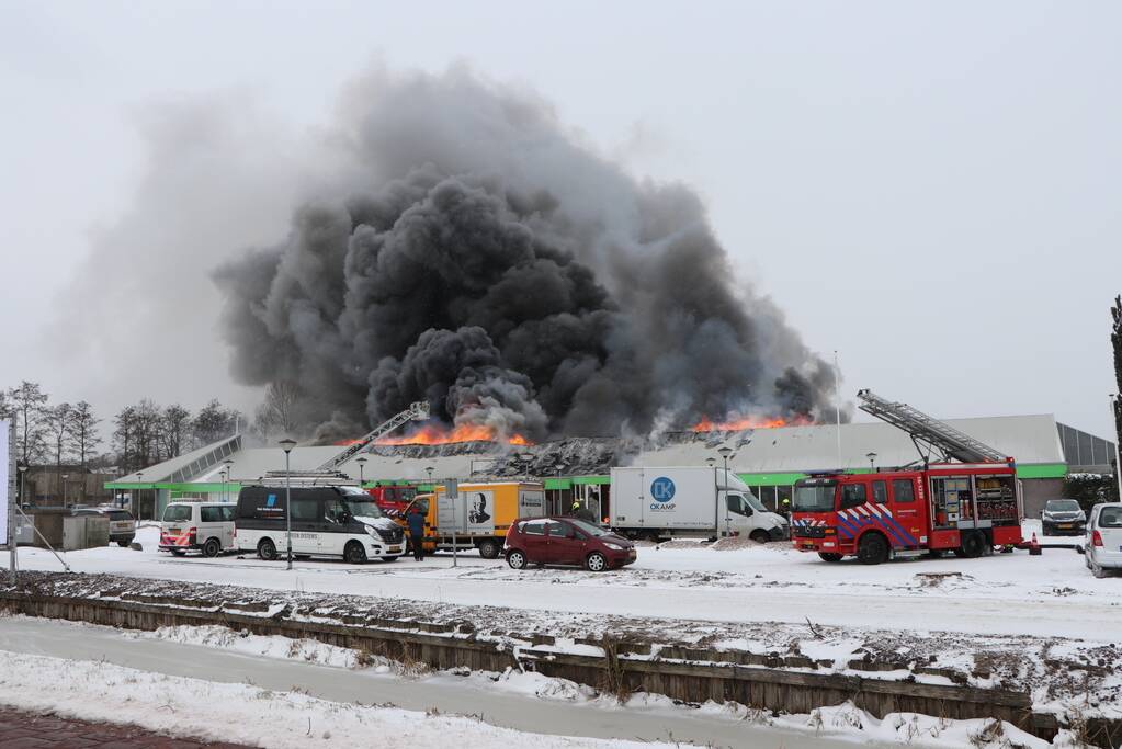 Dak Intratuin volledig in brand