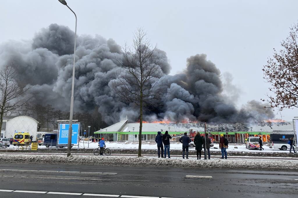 Dak Intratuin volledig in brand