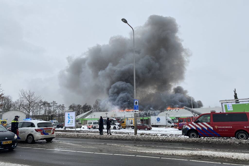 Dak Intratuin volledig in brand