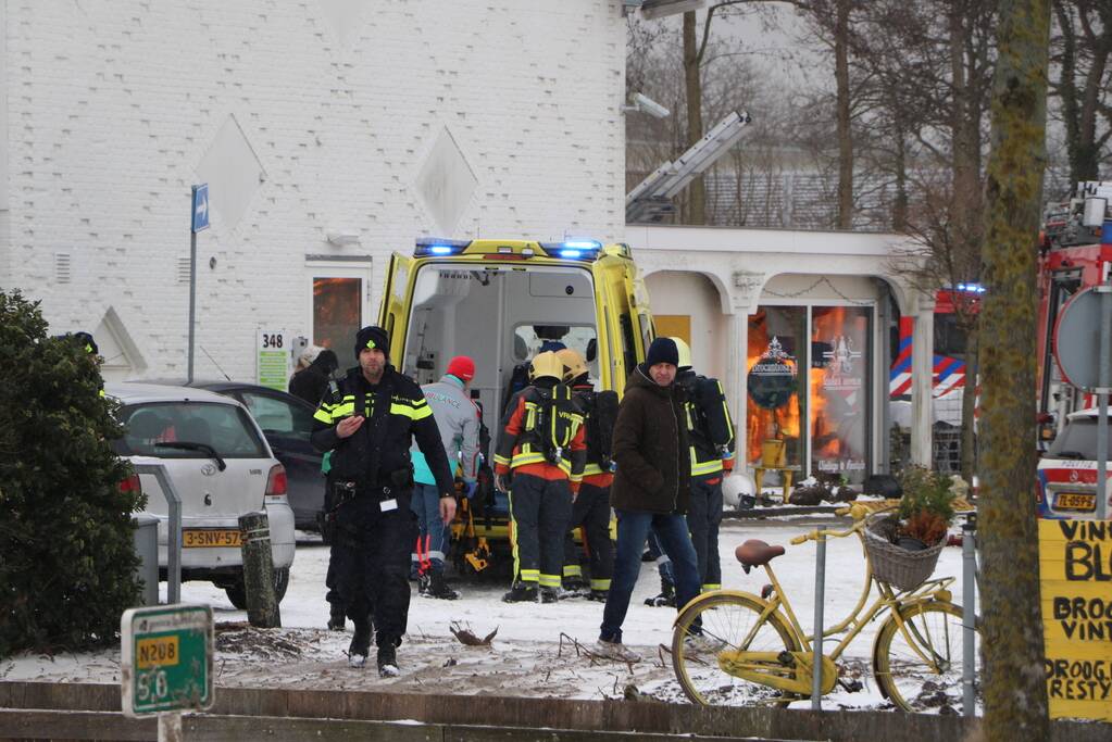 Dak Intratuin volledig in brand