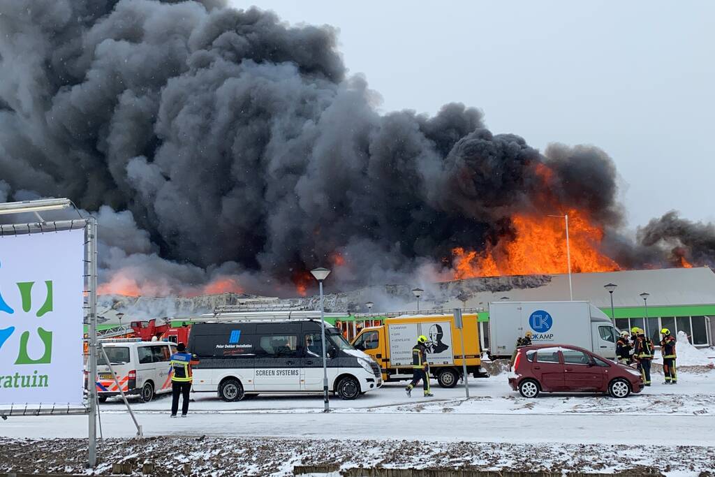 Dak Intratuin volledig in brand