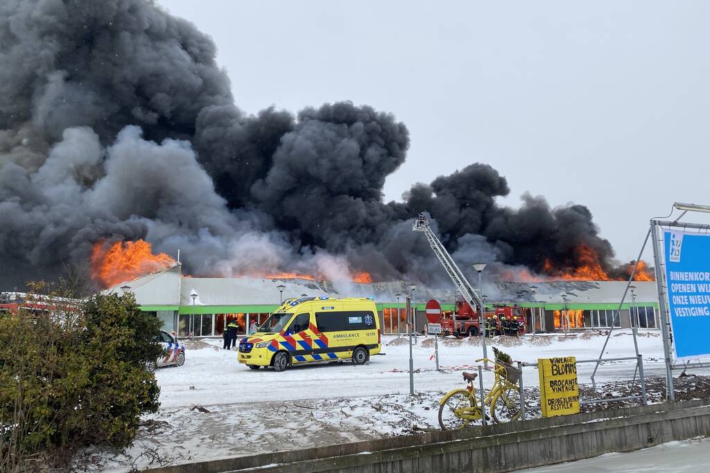 Dak Intratuin volledig in brand