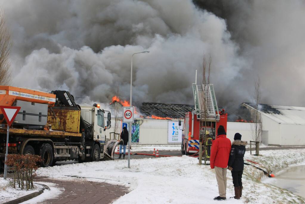 Dak Intratuin volledig in brand