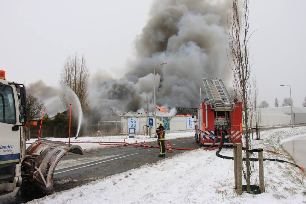 Dak Intratuin volledig in brand