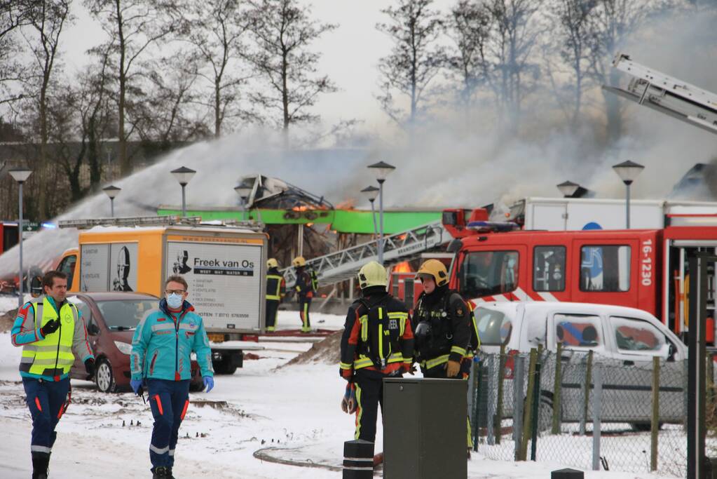 Dak Intratuin volledig in brand