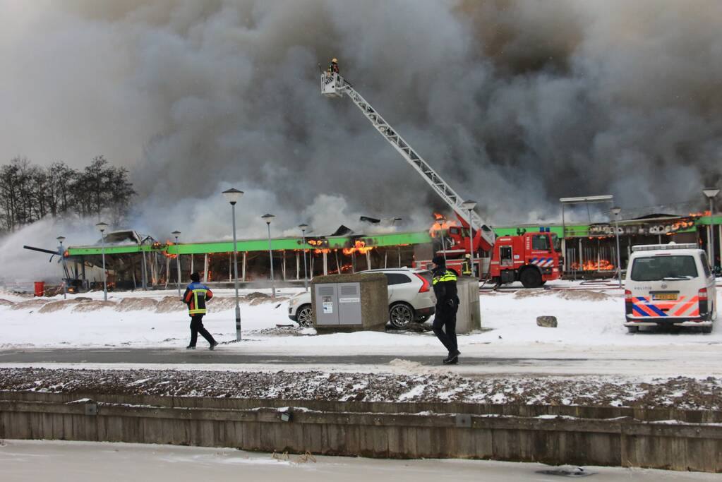 Dak Intratuin volledig in brand