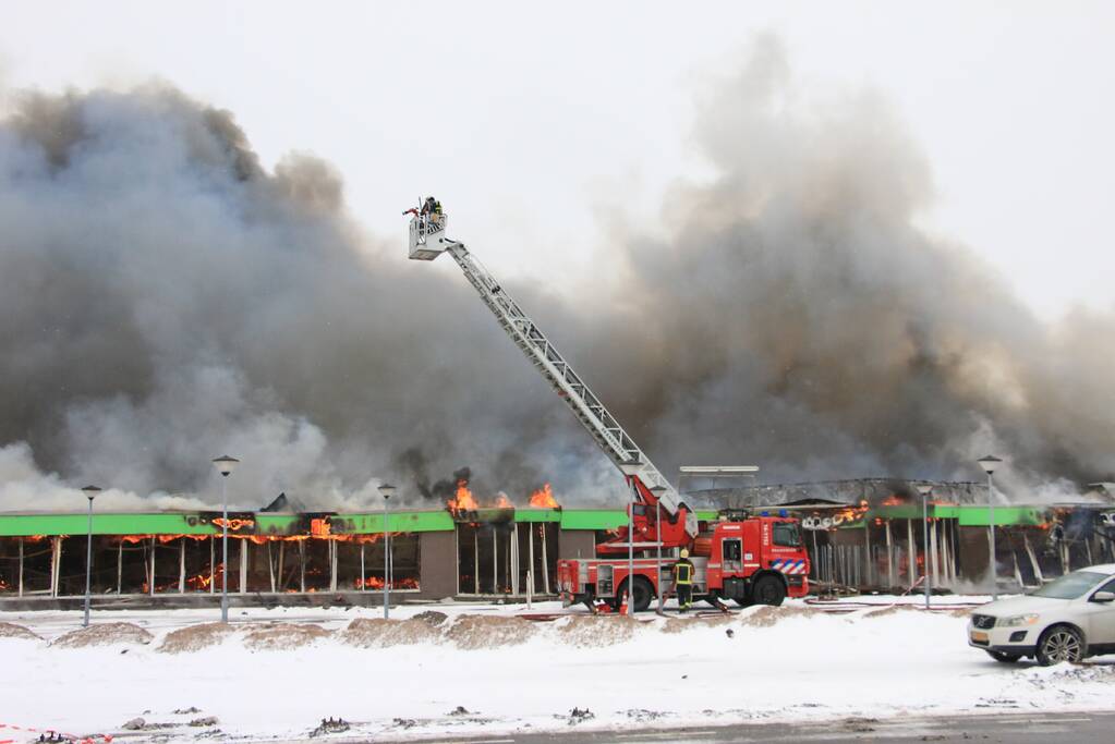 Dak Intratuin volledig in brand