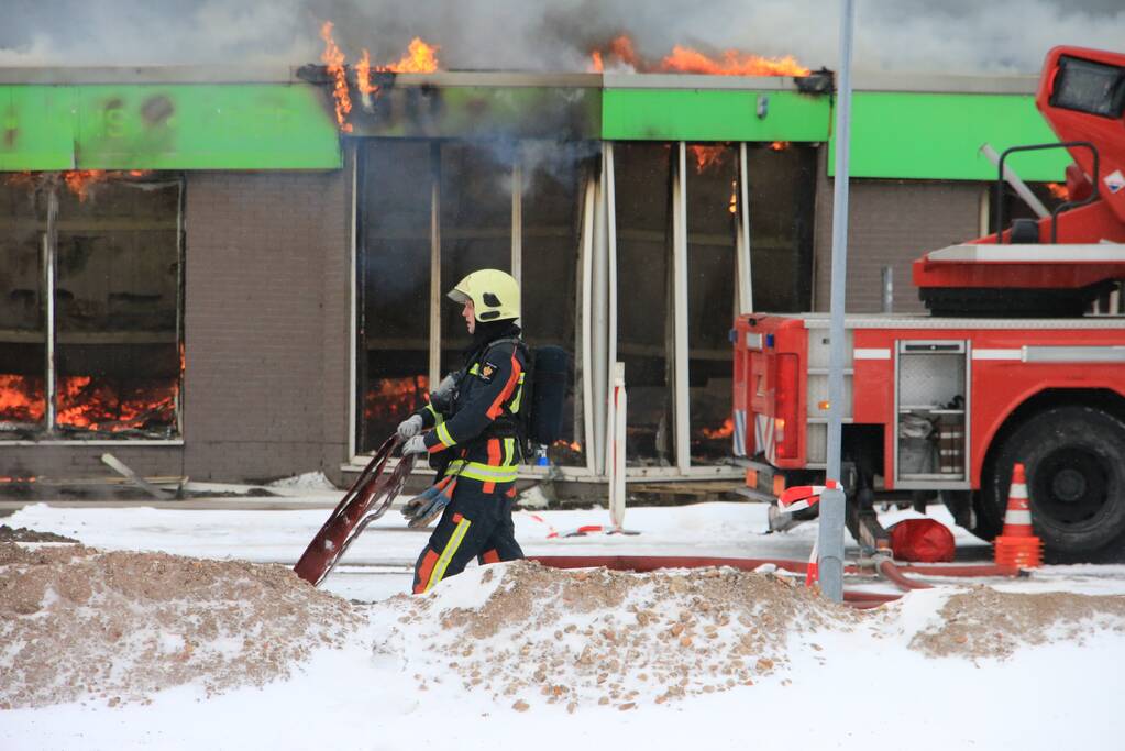 Dak Intratuin volledig in brand