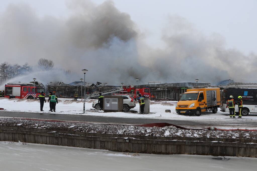Dak Intratuin volledig in brand
