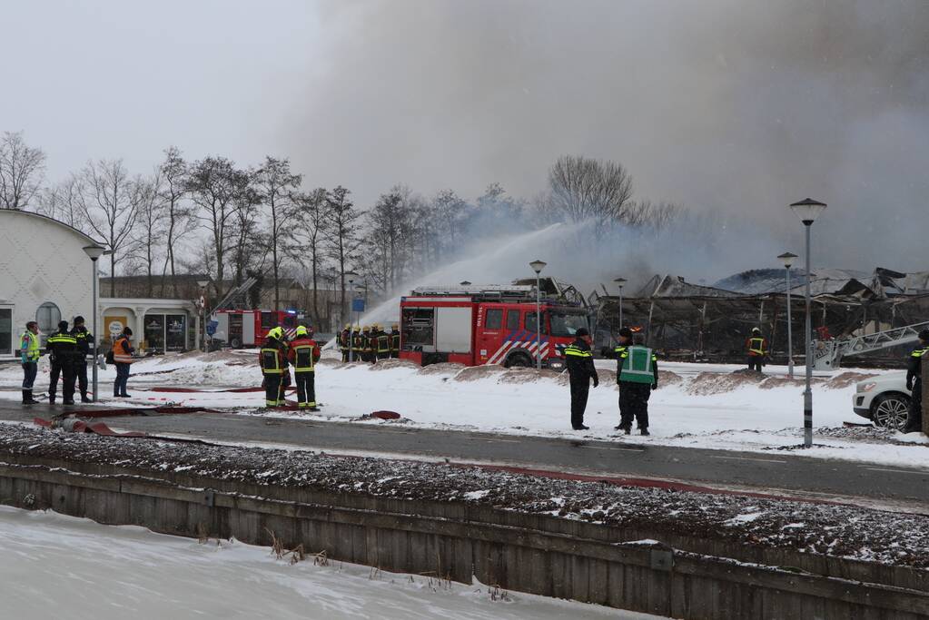 Dak Intratuin volledig in brand