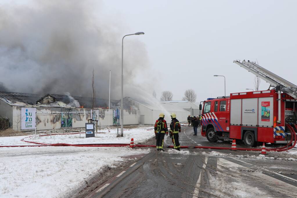 Dak Intratuin volledig in brand