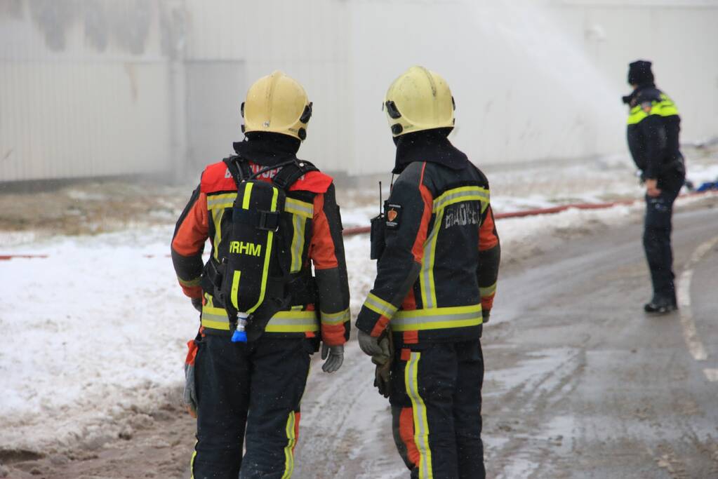 Dak Intratuin volledig in brand