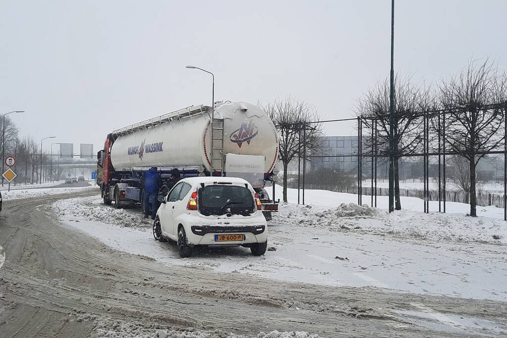 Auto botst op bulkoplegger