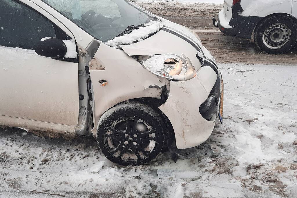 Auto botst op bulkoplegger