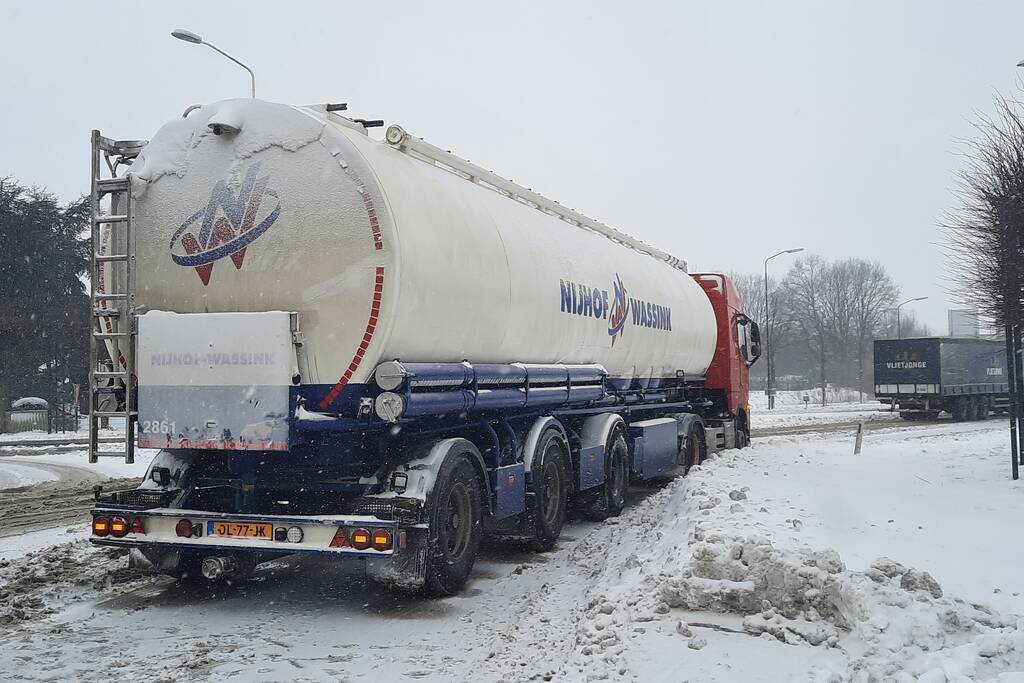 Auto botst op bulkoplegger