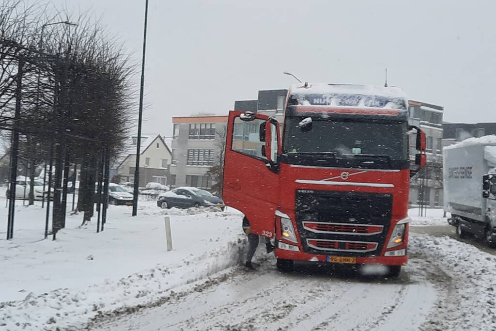Auto botst op bulkoplegger