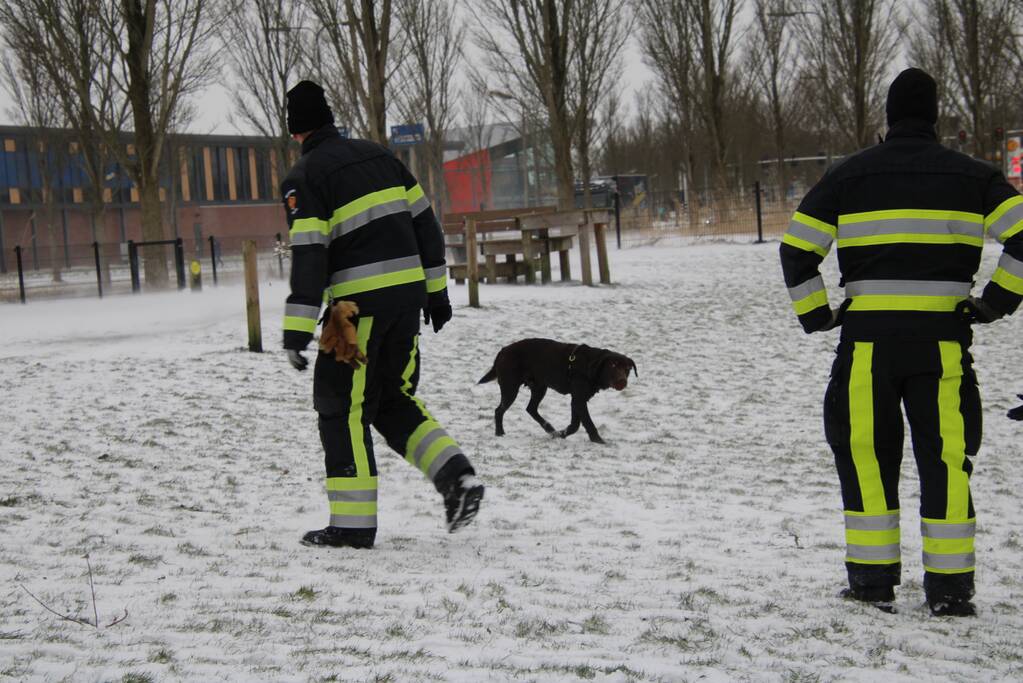 Hond door ijs gezakt