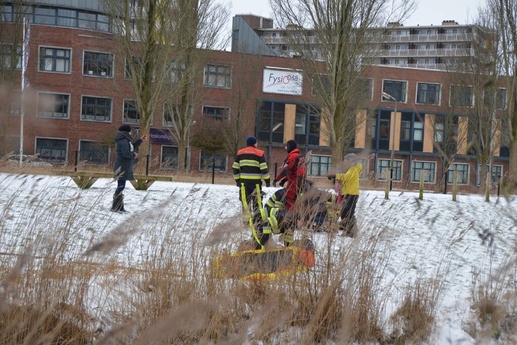 Hond door ijs gezakt