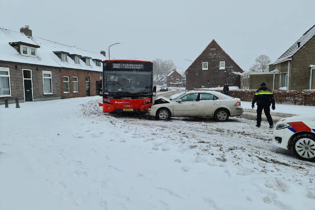 Auto glijdt door gladheid tegen lijnbus