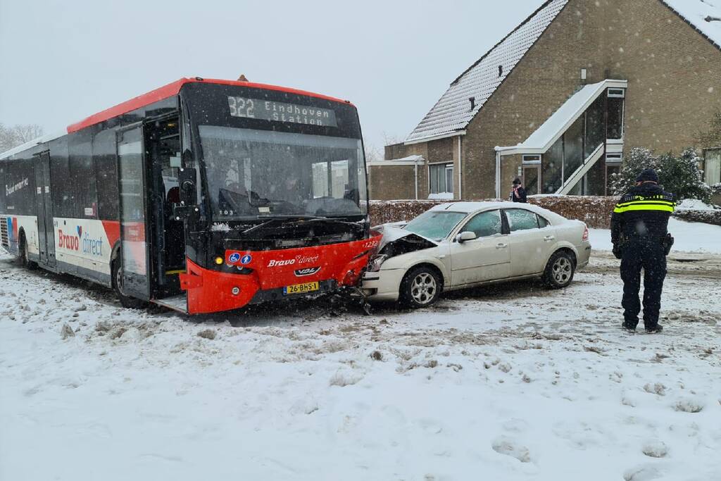 Auto glijdt door gladheid tegen lijnbus