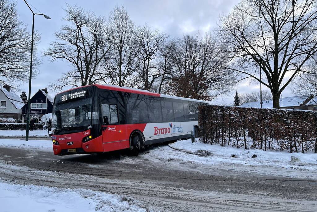 Lijnbus rijdt zichzelf vast op rotonde