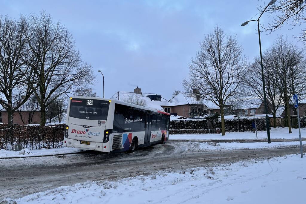Lijnbus rijdt zichzelf vast op rotonde
