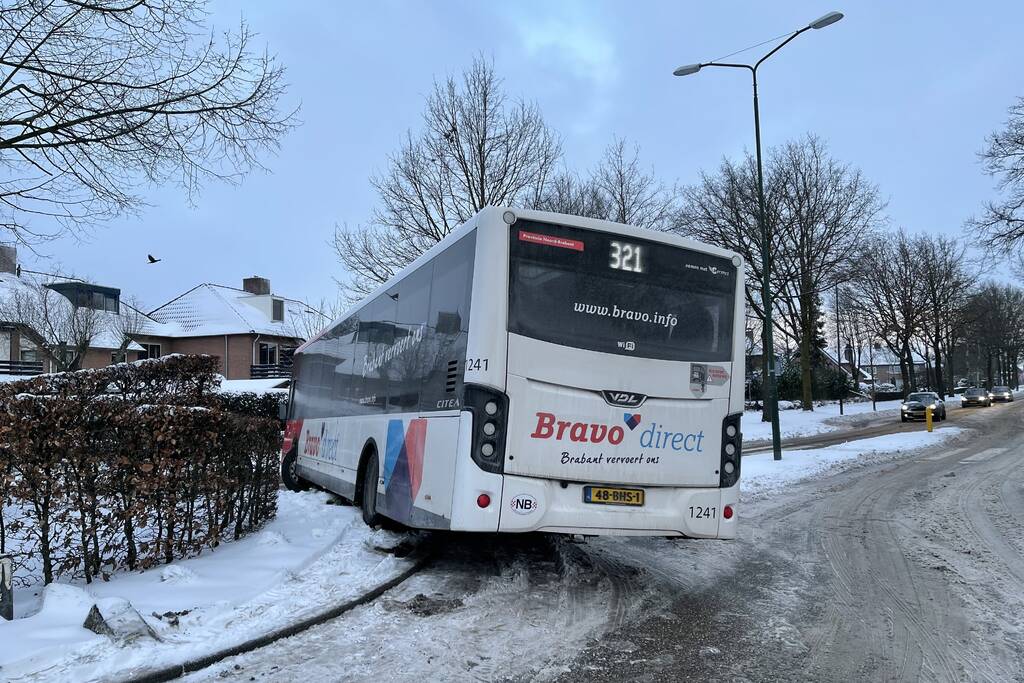Lijnbus rijdt zichzelf vast op rotonde
