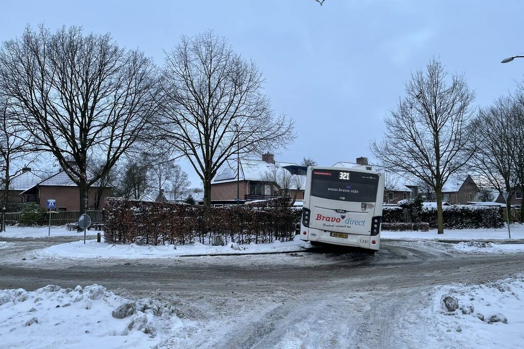 Lijnbus rijdt zichzelf vast op rotonde