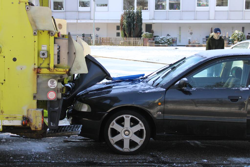 Automobiliste botst achterop vuilniswagen
