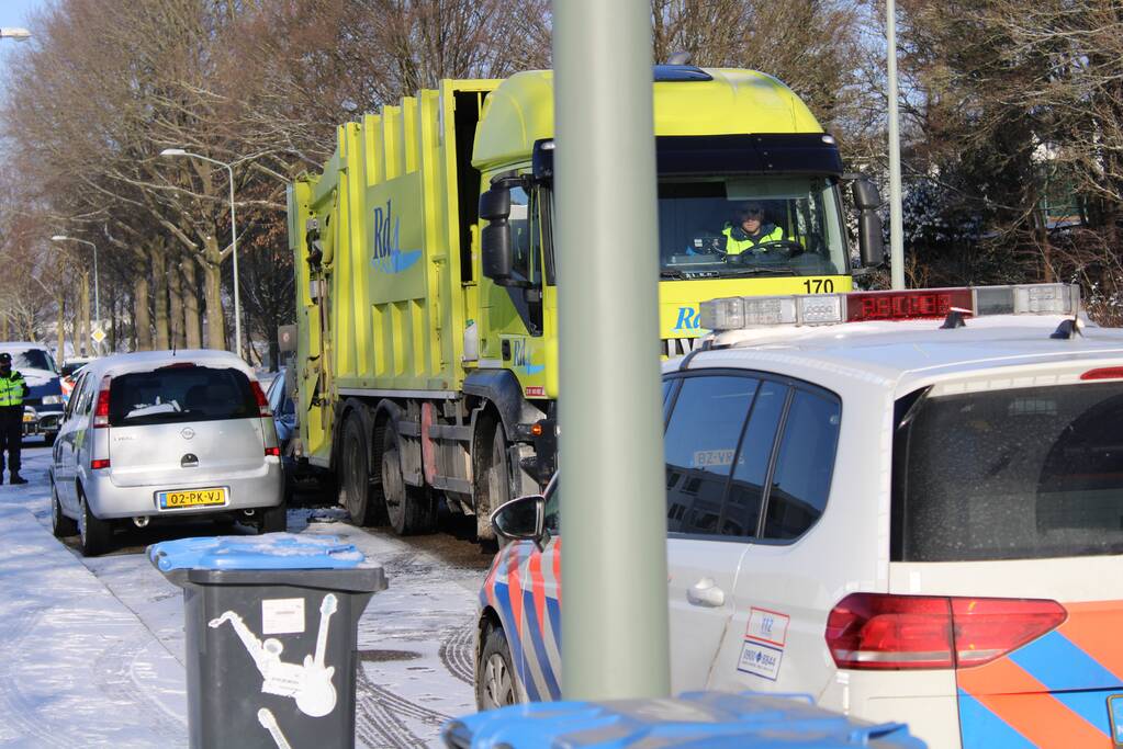 Automobiliste botst achterop vuilniswagen