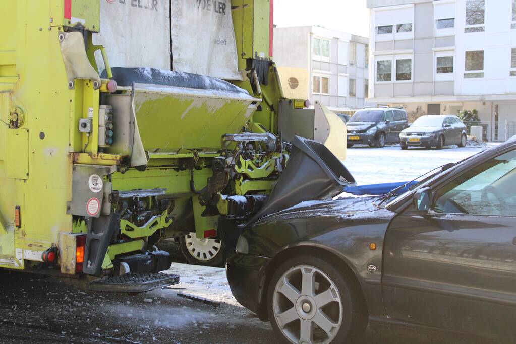 Automobiliste botst achterop vuilniswagen