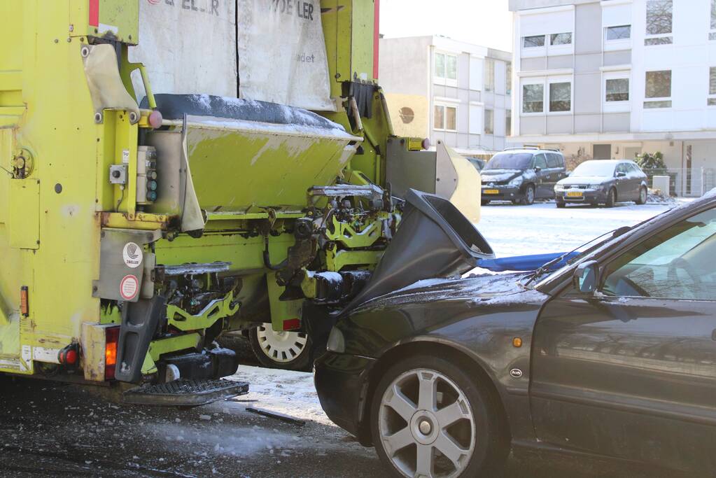 Automobiliste botst achterop vuilniswagen