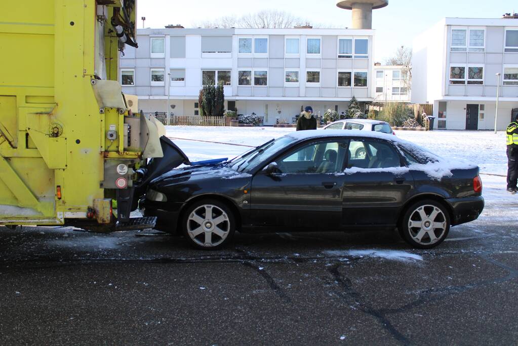 Automobiliste botst achterop vuilniswagen