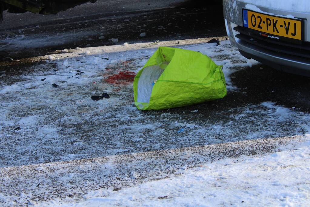Automobiliste botst achterop vuilniswagen